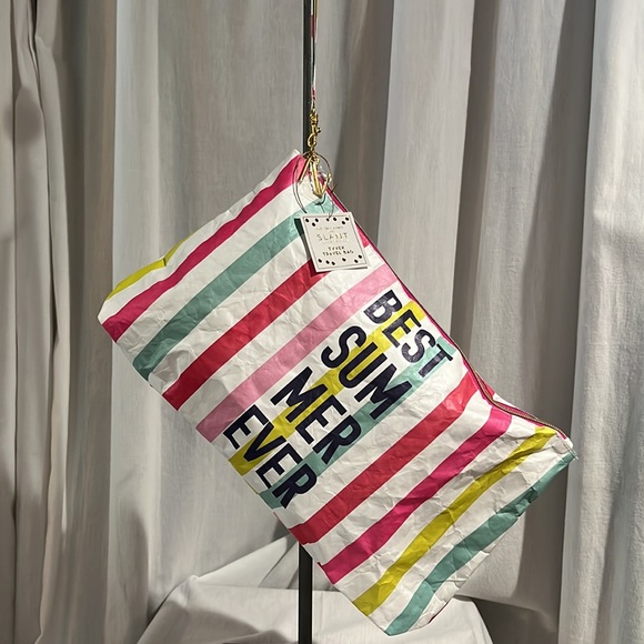 Slant rainbow stripes Tyvek travel bag with wristlet detachable clasp - NWT - Picture 3 of 11